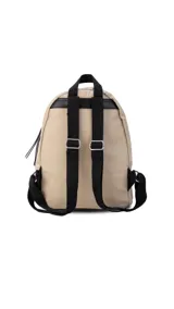 Mochila de tela color blanco con diseño capitoneado en la parte superior y textura tipo telar en la parte inferior. Tiene correas negras ajustables, asa superior y bolsillo frontal amplio. Incluye compartimento interno para iPad.