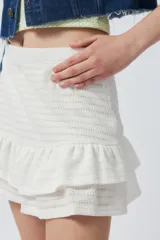 Minifalda blanca tramada con volados y elástico en la cintura.