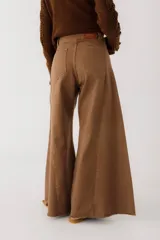 Pantalón jean color borgoña, de corte wide leg y tiro alto.