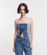 Top strapless de jean con recortes y botones frontales.