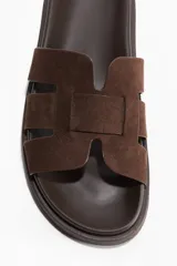 Sandalias marrones con acabado cepillado suave, tira ancha, punta redondeada y plantillas preformadas.