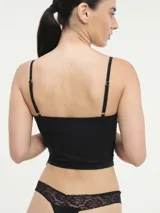 Bustier color borgoña con breteles finos. Diseño con costuras verticales y copas preformadas.