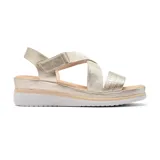 Sandalias doradas con plataforma blanca, tiras cruzadas y ajuste con velcro.