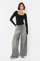 Pantalón denim de corte wide leg, tiro medio, color celeste con desgaste.