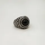 Anillo de plata 925 con piedra ónix redonda engarzada.