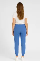 Pantalón de jogging azul con textura acanalada, cintura elástica con cordón ajustable y bolsillos laterales.