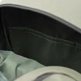 Mochila color verde militar confeccionada en símil cuero suave al tacto con acabado aterciopelado. Cuenta con acceso principal mediante cierre con deslizadores, interior amplio con dos compartimientos (uno acolchonado para notebook), bolsillo interno con cierre, dos bolsillos externos con cierre y dos bolsillos laterales sin cierre.