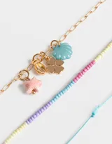 Set de dos pulseras elásticas: una de hilo con cuentas de colores pastel y otra dorada con dijes colgantes de estrella de mar rosa, caracol dorado, trébol dorado y concha azul.