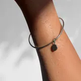 Pulsera rígida tipo esclava de plata 925 con dije de corazón.
