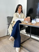 Pantalón de jean azul oscuro, de corte recto y tiro alto.