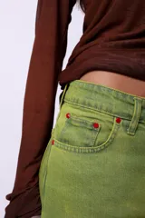 Pantalón jean verde con efecto desgastado, de corte wide leg y tiro medio.