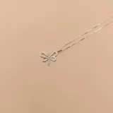 Conjunto de collar y dije de libélula en plata 925 con circonias. El collar tiene una cadena de 45cm y el dije mide 18mm x 26mm.