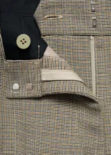 Pantalón de vestir marrón con estampado de cuadros, tiro medio, corte acampanado y estilo flare.