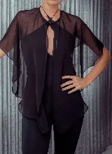 Capa corta color verde esmeralda de gasa transparente, con cuello redondo y abertura frontal con cierre de botón.