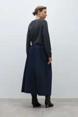 Falda larga azul marino de corte recto y holgado, con cintura elástica.