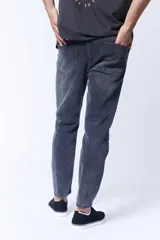 Pantalón de jean gris oscuro, corte slim taper.