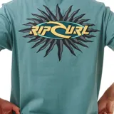 Remera de manga corta color verde, con estampado central en la parte frontal.
