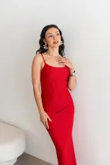 Vestido largo color gris topo, ajustado al cuerpo, con breteles finos y escote recto.