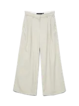 Pantalón sastrero de corte wide leg color beige, tiro medio, con bolsillos laterales, presillas para cinturón y detalle de pliegues en el frente.