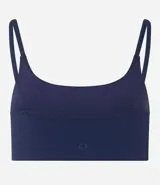 Top deportivo color borgoña con breteles finos y espalda deportiva.