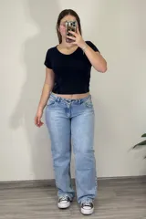 Pantalón de jean celeste de tiro bajo y corte recto.