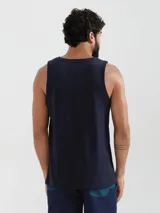 Musculosa verde claro de algodón, con cuello redondo y sisas anchas.