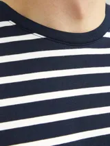 Camiseta de manga corta con cuello redondo, a rayas horizontales azul marino y blancas.