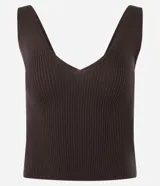Musculosa de punto color marrón chocolate, con breteles medianos, escote en V y textura acanalada.
