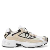 Zapatillas deportivas de color beige, con detalles en negro y cordones, diseño clásico.