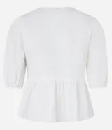 Blusa blanca de tricolina con cuello redondo, manga corta abullonada, cierre frontal con lazos y volado en la cintura.