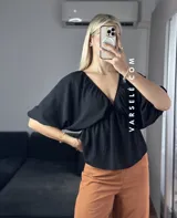 Blusa verde agua con escote en V, mangas cortas abullonadas y tiritas para atar.