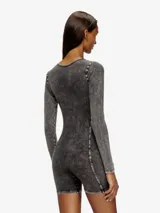 Body de manga larga y pierna corta, color gris oscuro con efecto acid wash. Presenta escote redondo y un pequeño parche rectangular con logo en el pecho.