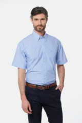 Camisa celeste a rayas verticales, de manga corta, con cuello abotonado, bolsillo en el pecho y logo bordado.