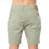 Bermuda de gabardina color verde militar, corte recto y largo a la rodilla.