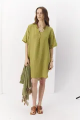 Vestido corto de lino color verde oliva, con escote en V y mangas cortas amplias.
