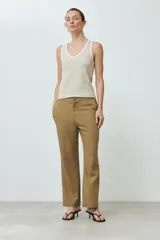 Musculosa de punto canalé color beige con cuello en V y ribete blanco en contraste.