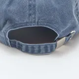 Gorra de gabardina azul con visera curva y ajuste trasero con hebilla metálica. Estampado frontal con la leyenda "Track and Field East Coast Est. 1978 Sports Symposium".