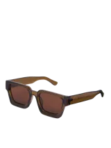 Lentes de sol rectangulares color marrón con protección UV.