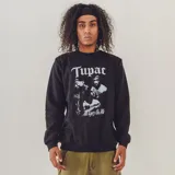 Buzo negro de algodón con cuello redondo y puños acanalados. Estampado frontal con imagen de Tupac y el título de su álbum "All Eyez On Me".