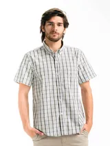 Camisa de hombre a cuadros blancos, verdes y marrones, de manga corta y corte clásico.