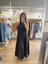 Vestido largo confeccionado en 100% lino, con cuello halter y silueta fluida en color beige.