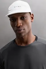 Camiseta deportiva verde militar confeccionada en tejido estructurado, ligero y elástico. Tiene cuello redondo, manga corta y bajo con aberturas laterales. Incluye logo estampado en el bajo.