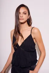 Blusa negra de algodón con breteles finos, escote en V con detalles de encaje y volados en el ruedo.