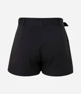 Short pollera negro de sastrería con trabillas en la cintura y cinturón con hebilla metálica cuadrada.