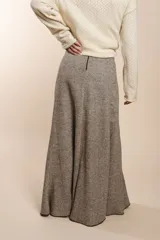 Falda larga marrón con textura de espiga, de corte acampanado y cintura alta.