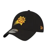 Gorro tipo dad hat New Era, color negro, con visera curva. Presenta bordado frontal con el logo alternativo de los Phoenix Suns: un balón de baloncesto naranja con estelas amarillas saliendo de un sol amarillo. Logo de New Era bordado en color amarillo en el lateral.
