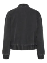 Chaqueta bomber de denim color gris oscuro, con cuello redondo, cierre frontal con botones a presión, puños y cintura elásticos, y bolsillos laterales.