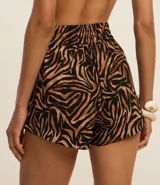 Short de playa confeccionado en chiffon con estampado animal print de zebra, cintura elástica con lazo y puntas forradas.