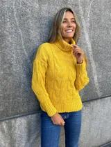 Polera de ochos en color amarillo, con cuello alto y diseño texturizado.