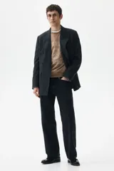 Buzo de tejido pesado de algodón con efecto lavado, color marrón topo. Presenta un diseño estampado en el frente con el texto "RIVERSIDE SOCIAL CLUB" y un escudo con un remo. Tiene cuello redondo, hombros caídos y puños y bajo acanalados.